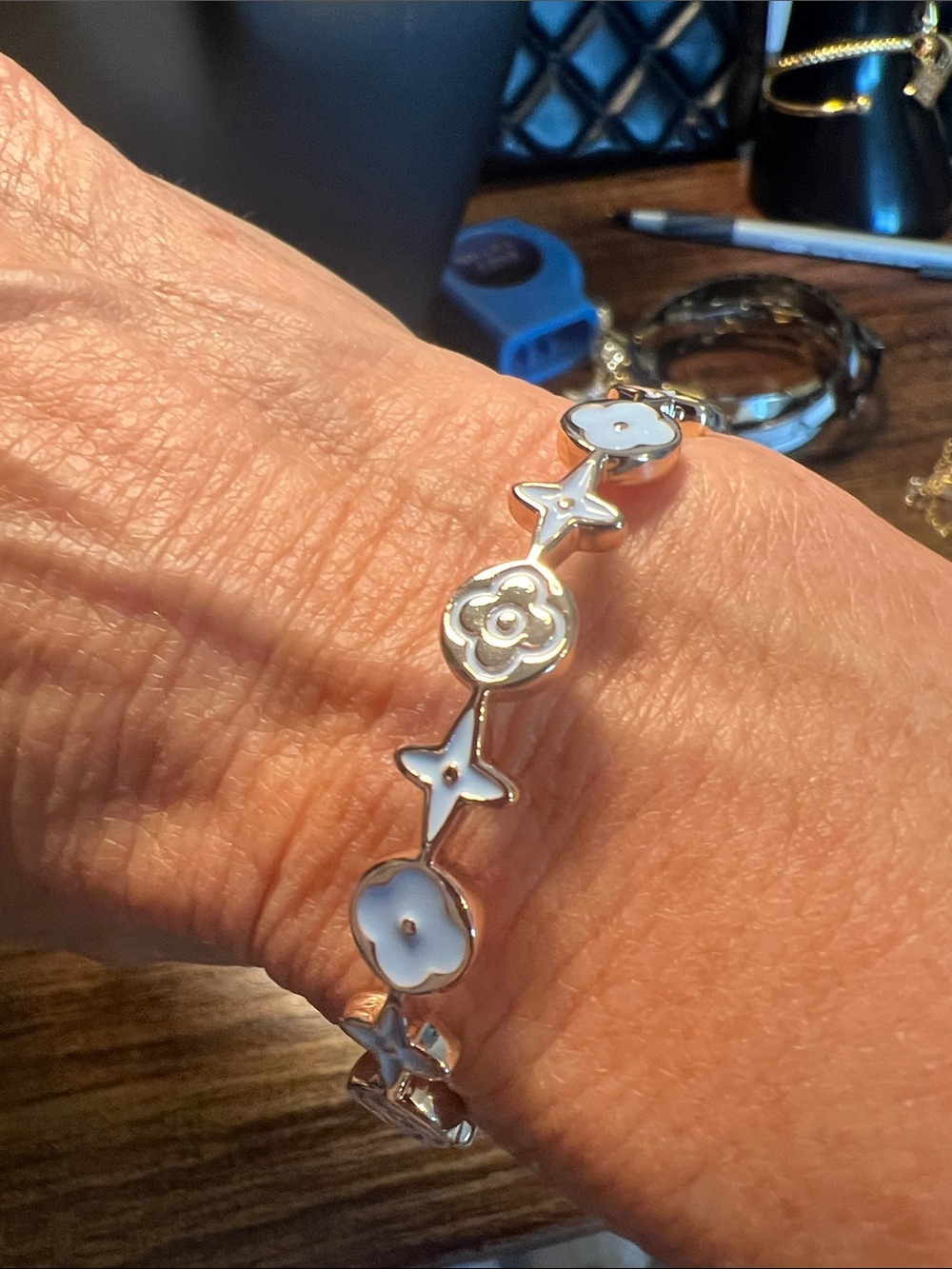 Elegant Silver Floral Link Bracelet in White Enamel